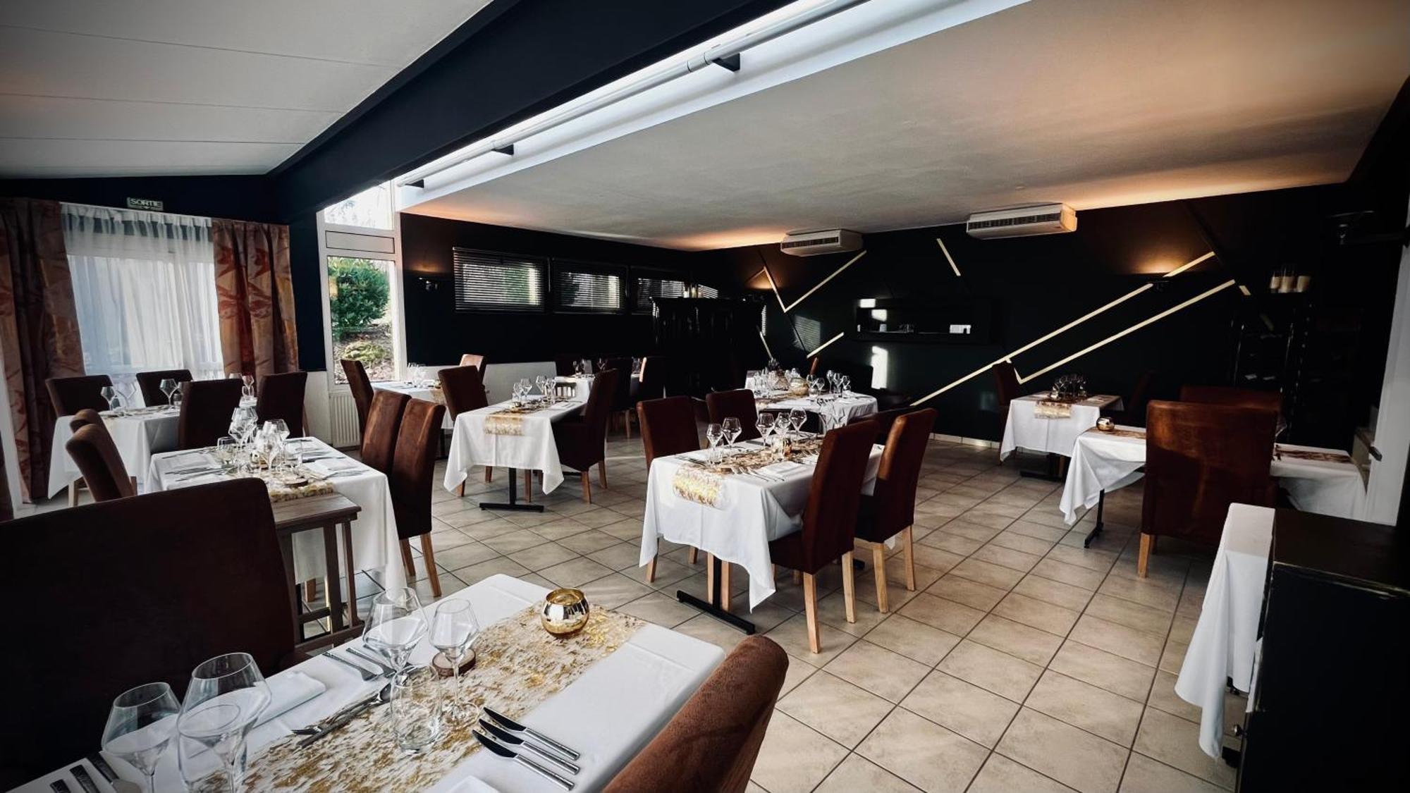 Logis Le Relais De La Voie Sacree Hotell Issoncourt Exteriör bild
