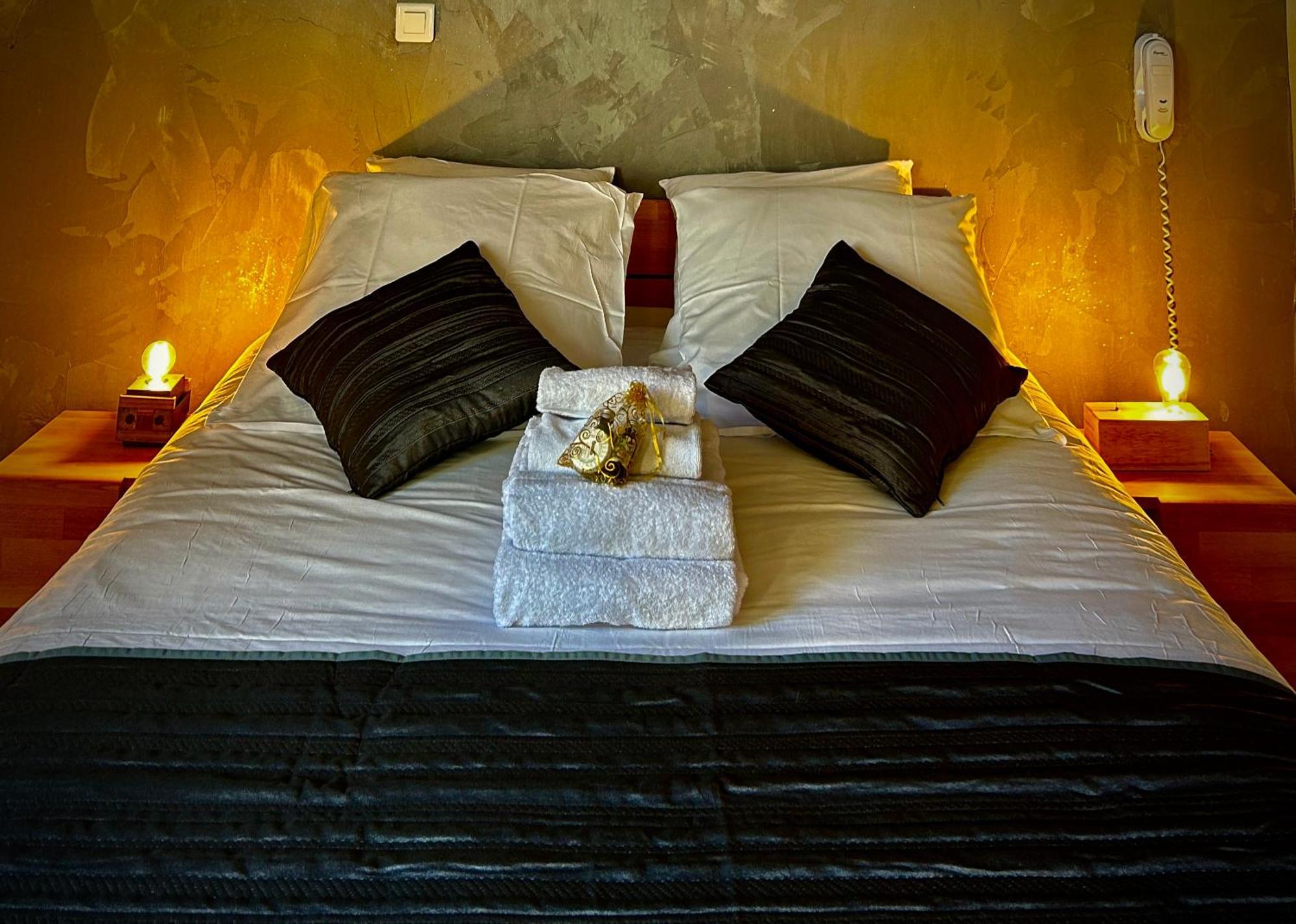 Logis Le Relais De La Voie Sacree Hotell Issoncourt Exteriör bild
