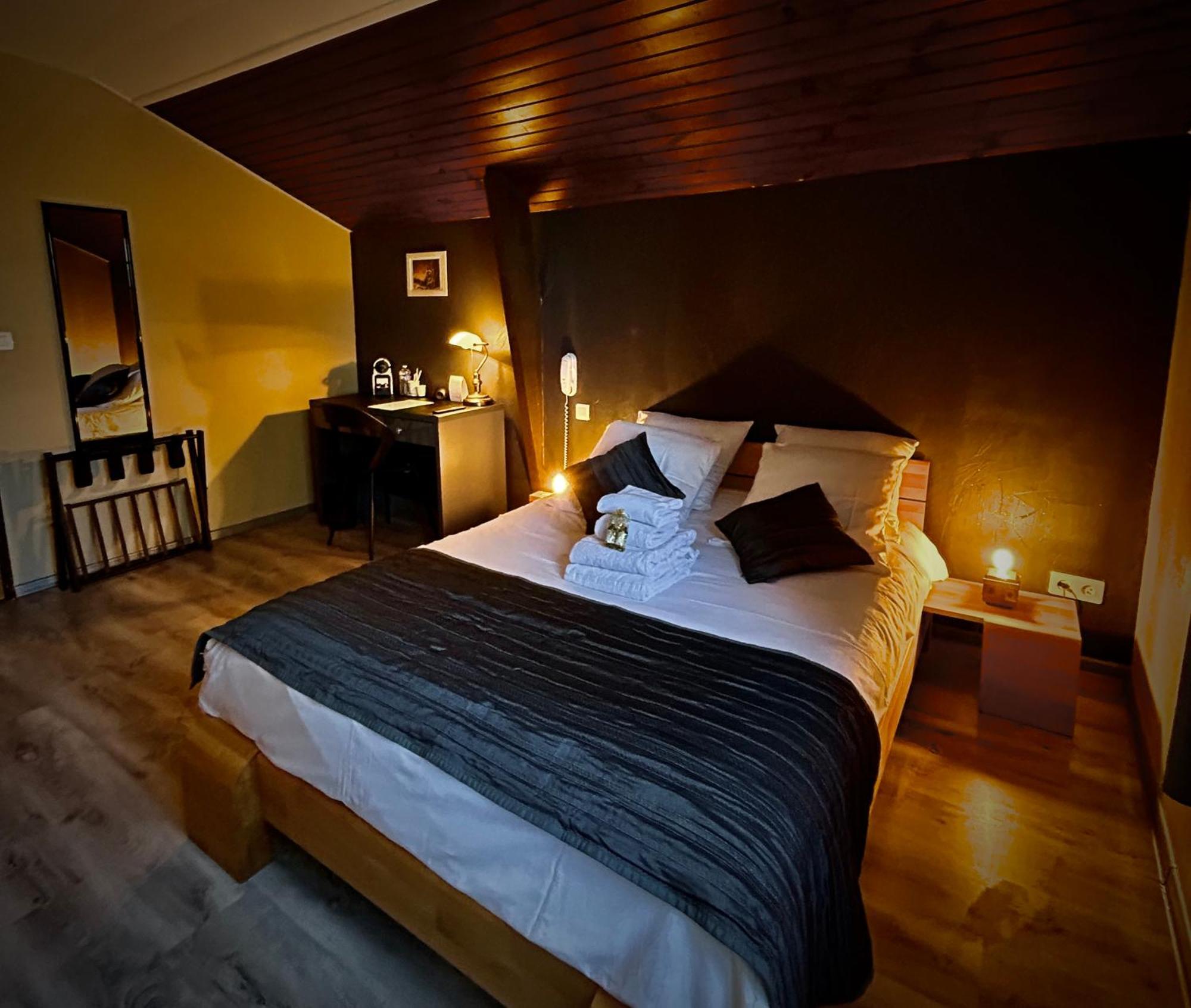 Logis Le Relais De La Voie Sacree Hotell Issoncourt Exteriör bild