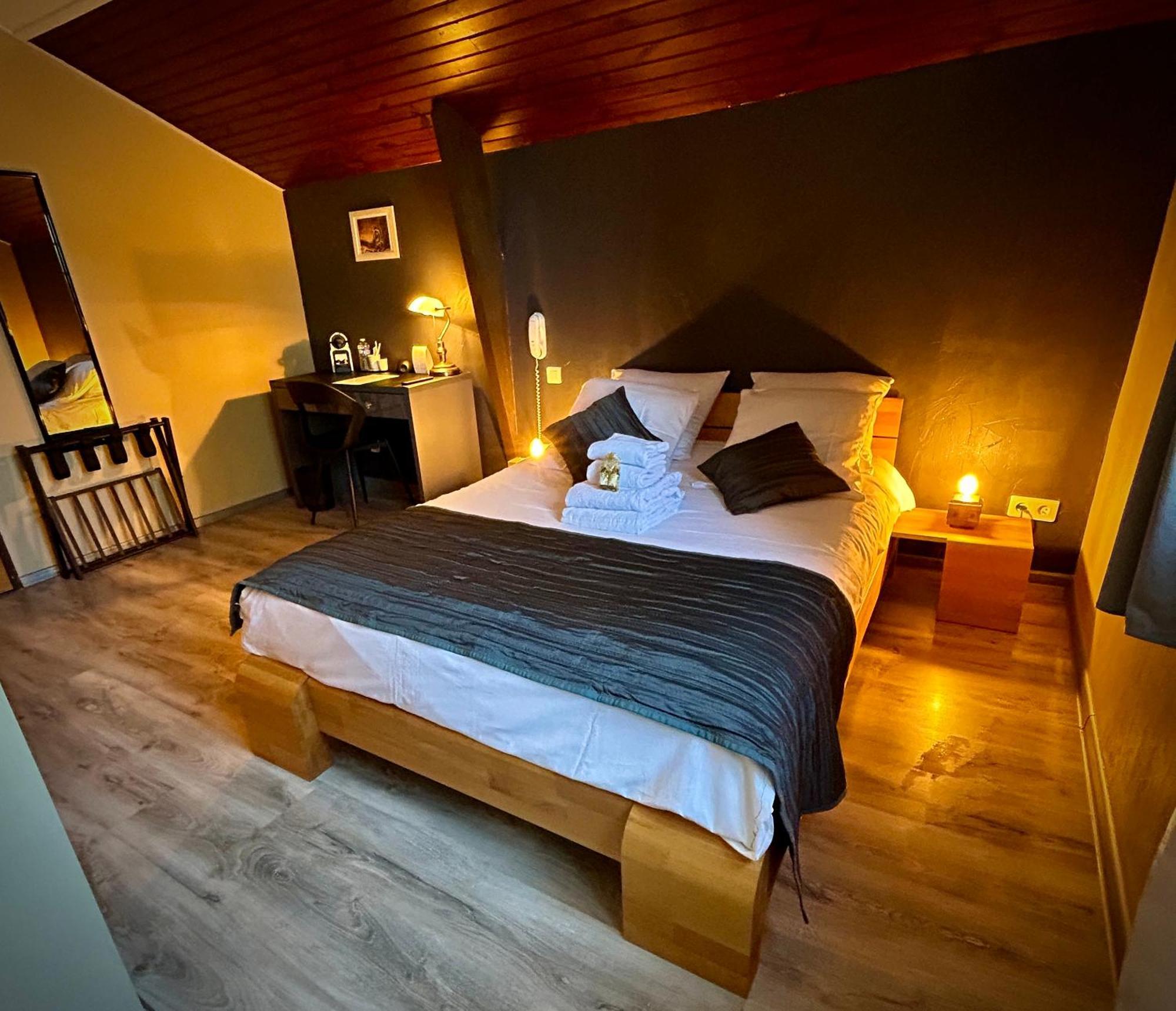 Logis Le Relais De La Voie Sacree Hotell Issoncourt Exteriör bild
