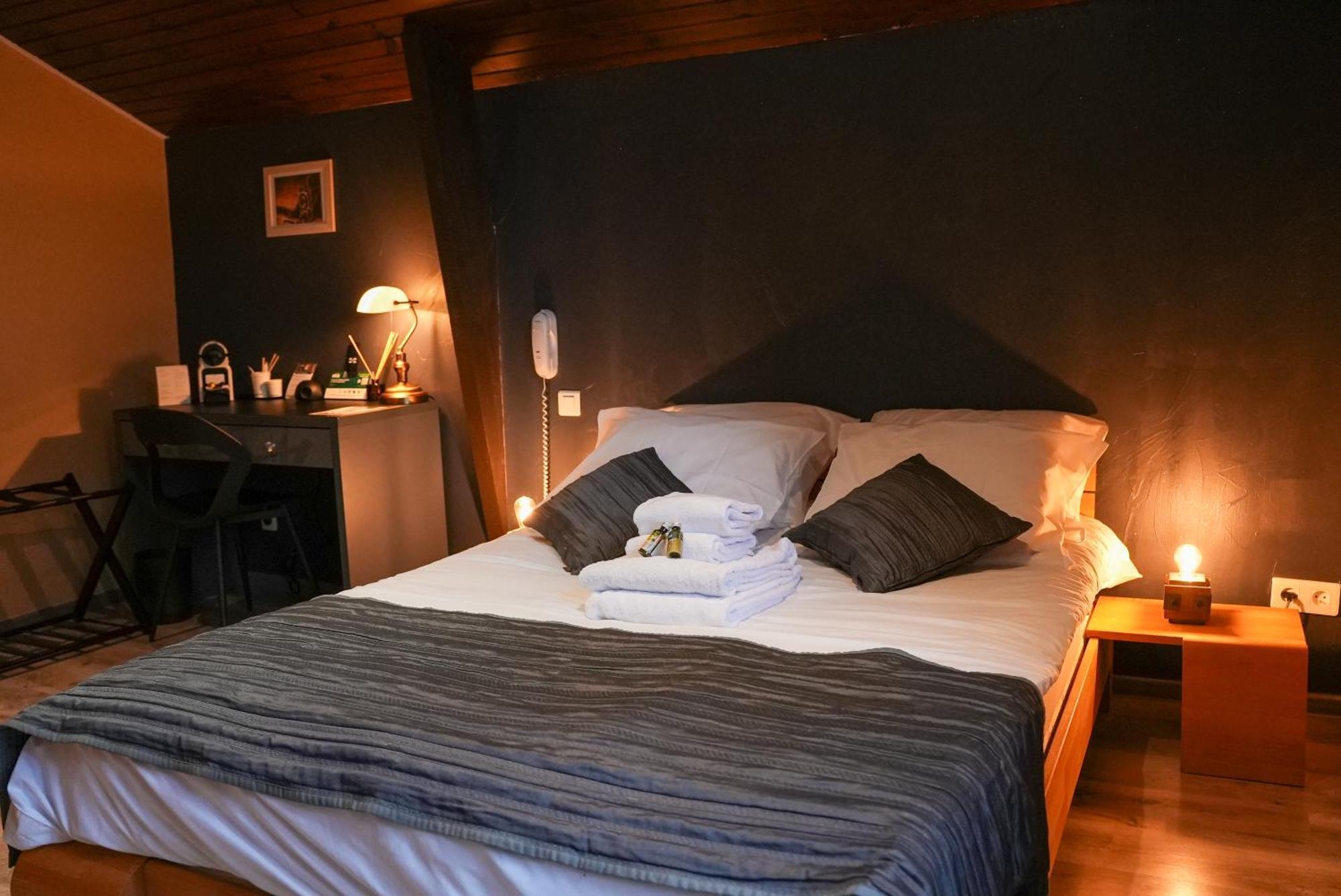 Logis Le Relais De La Voie Sacree Hotell Issoncourt Exteriör bild