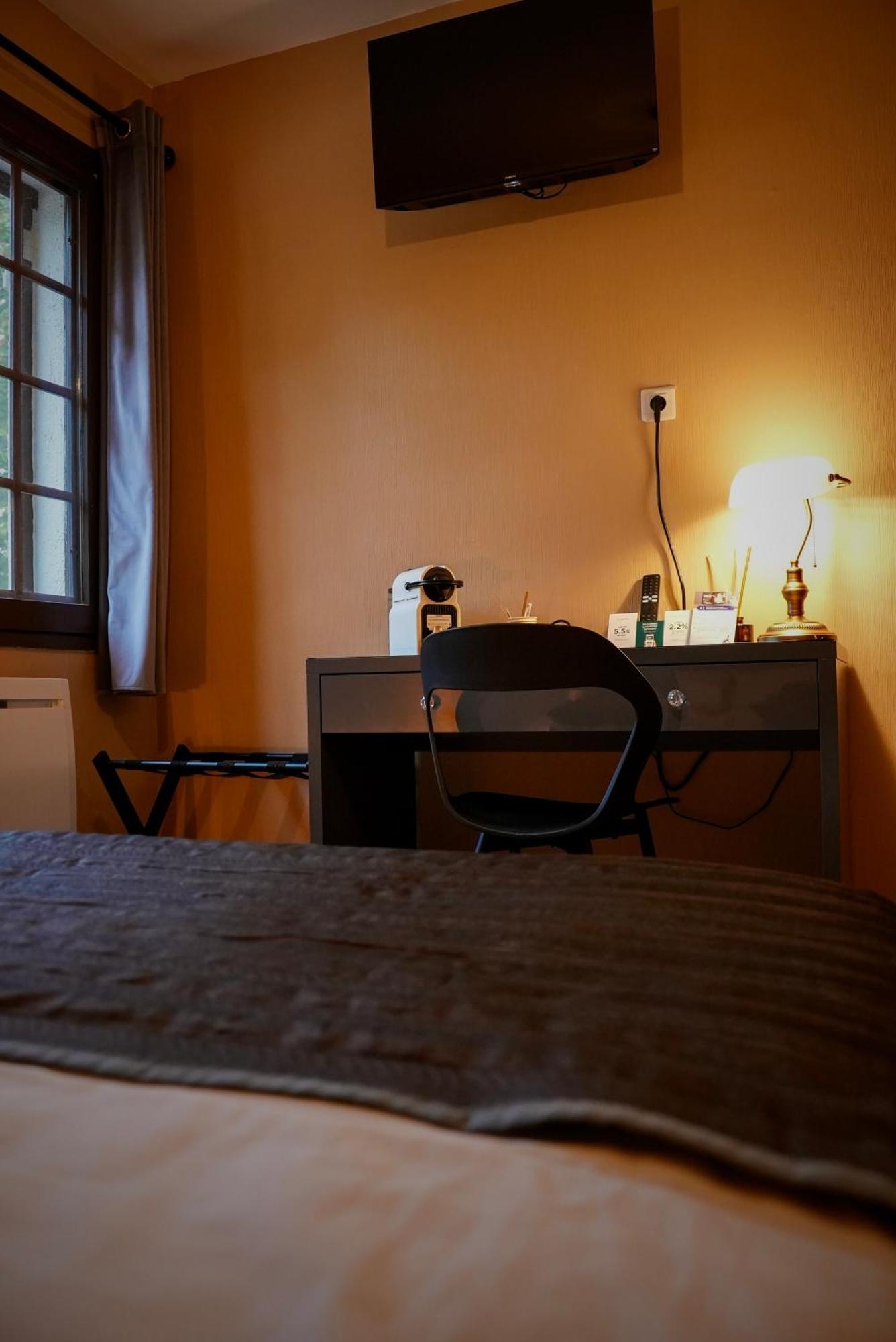 Logis Le Relais De La Voie Sacree Hotell Issoncourt Exteriör bild