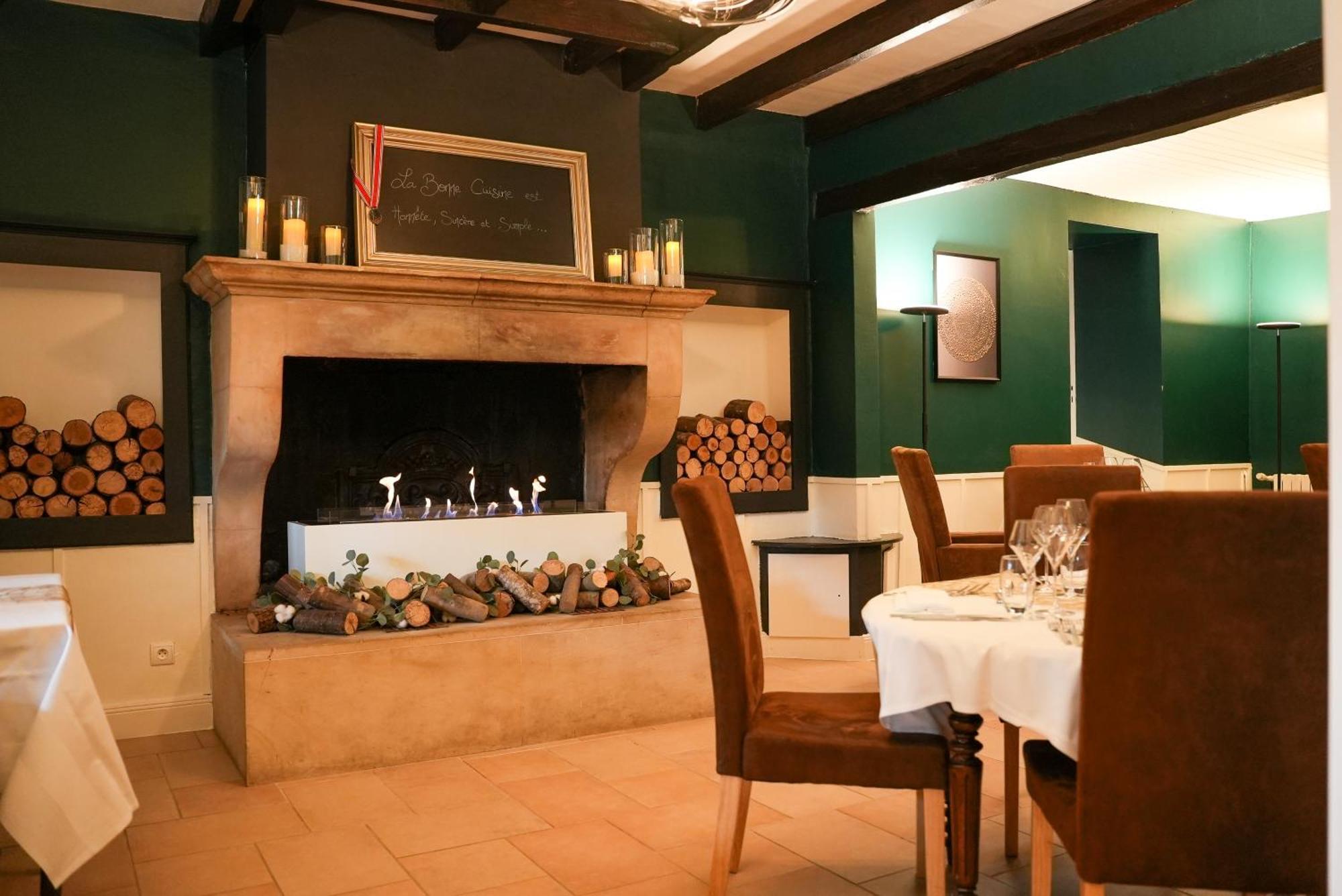 Logis Le Relais De La Voie Sacree Hotell Issoncourt Exteriör bild